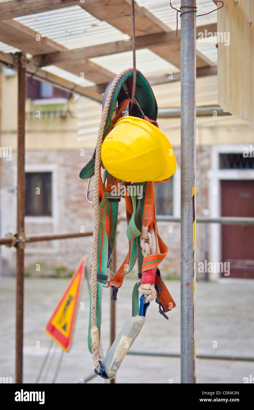 Bauherren schwer Hut und Sicherheitsgurt vor Ort Stockfoto