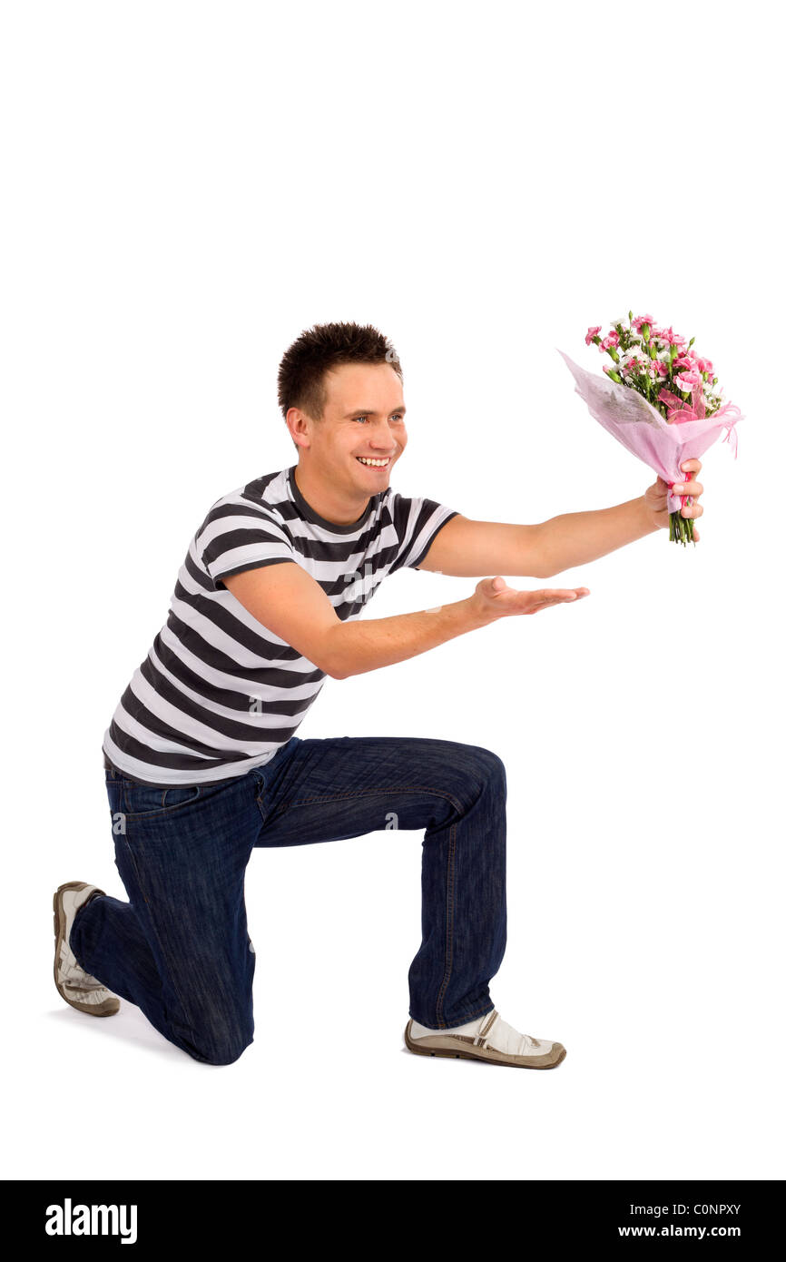 Schön lässig junger Mann Übergabe Blumenstrauß Nelke am Valentinstag, isoliert auf weißem Hintergrund Stockfoto