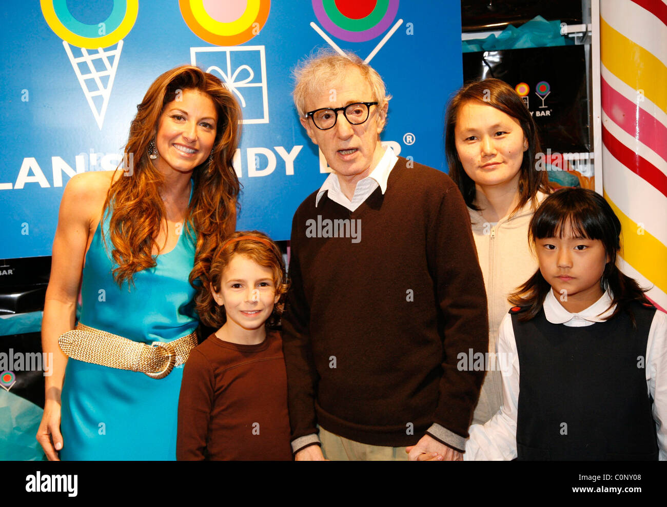 Dylan Lauren, Woody Allen, Soon-Yi Previn und Kinder Dylan Lauren packt ihr neu erweiterten Dylan Candy Bar bei 1011 Dritter Stockfoto