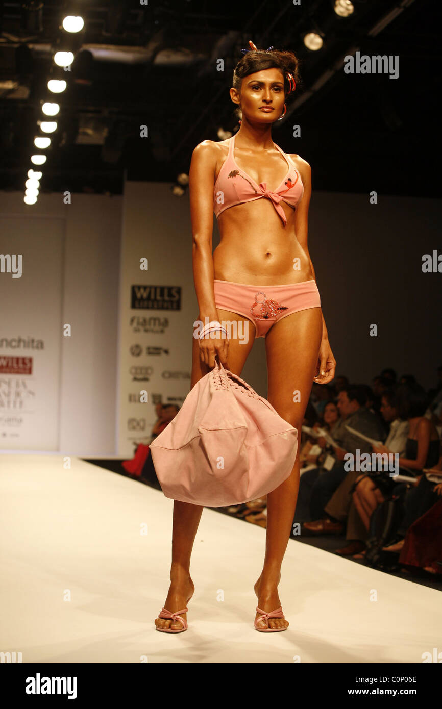 Modell will Lifestyle India Fashionweek, Frühjahr Sommer 2009 - Sanchita - Start-und Landebahn New Delhi, Indien - 15.10.08: Stockfoto