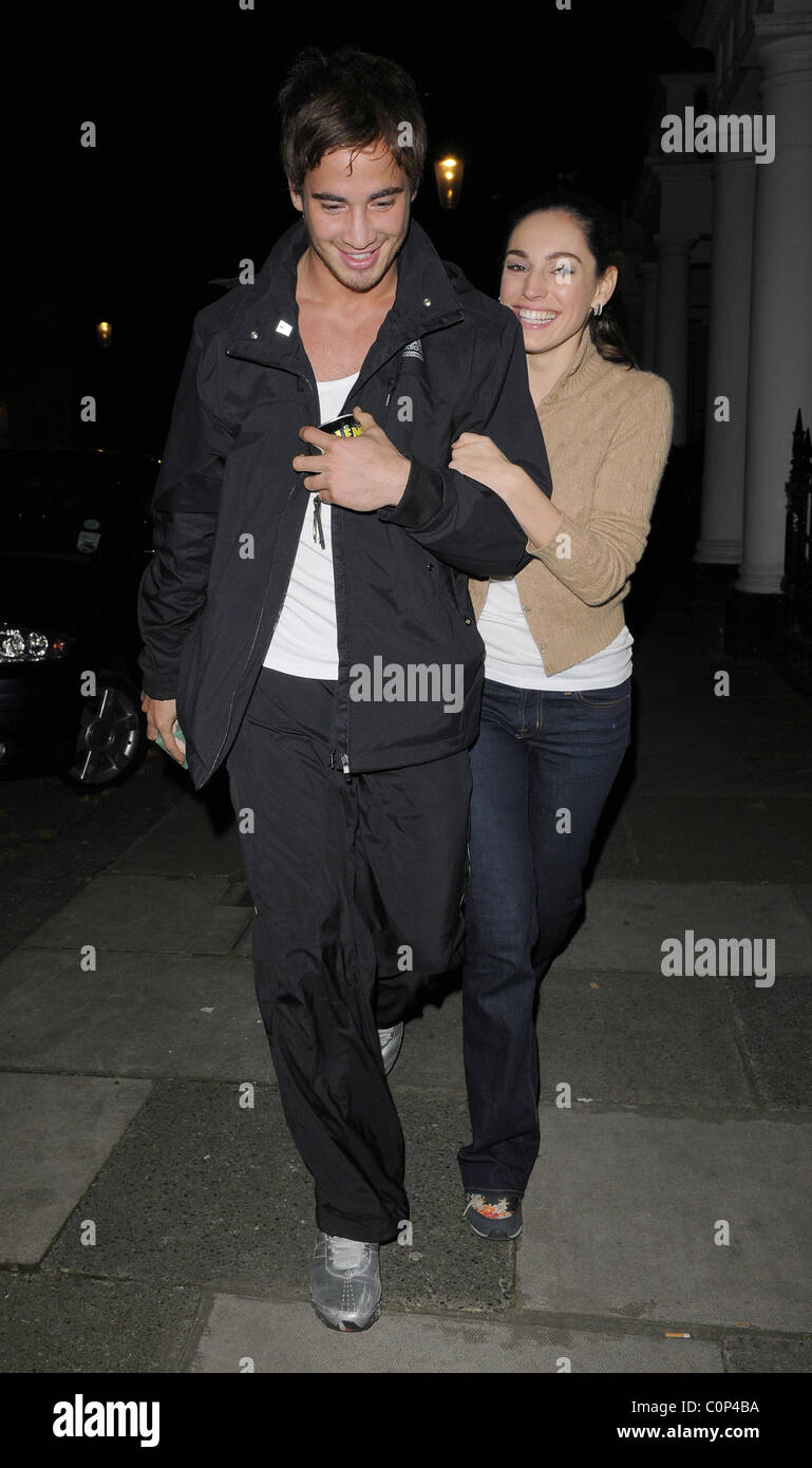 Kelly Brook geht Arm in Arm mit ihrem Beau Danny Cipriani, wie sie zurück in ihrem Haus, im 