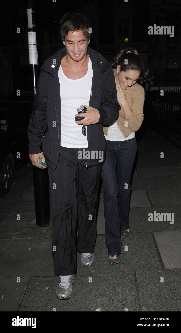 Kelly Brook geht Arm in Arm mit ihrem Beau Danny Cipriani, wie sie zurück in ihrem Haus, im 