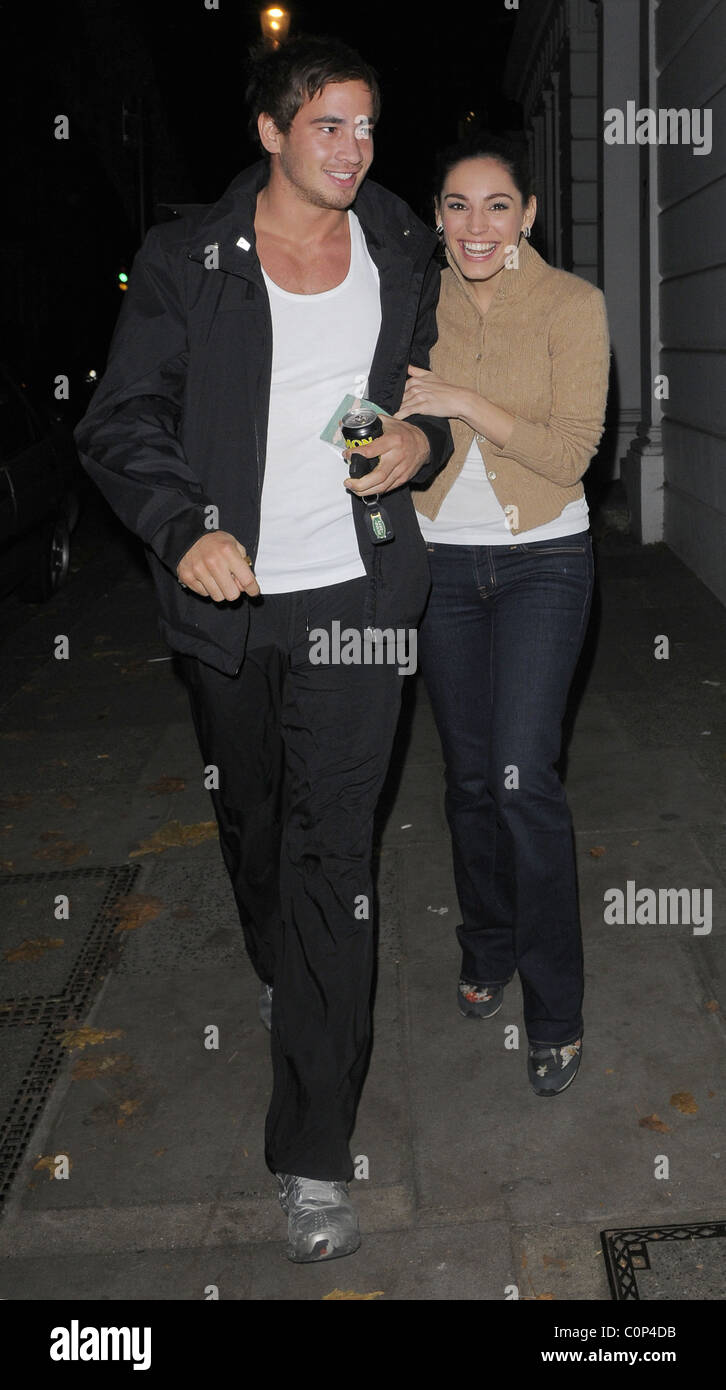 Kelly Brook geht Arm in Arm mit ihrem Beau Danny Cipriani, wie sie zurück in ihrem Haus, im 