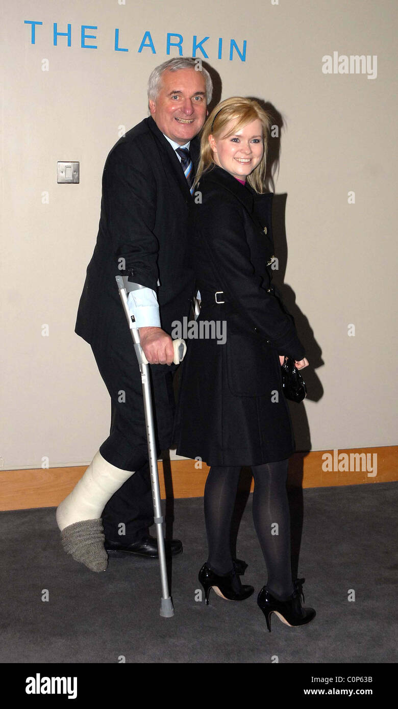 Cecelia Ahern und Bertie Ahern Cecelia Ahern neue spielen "Frau Whippy" in Liberty Hall - Ankunft Dublin, Irland - 29.10.08 Stockfoto