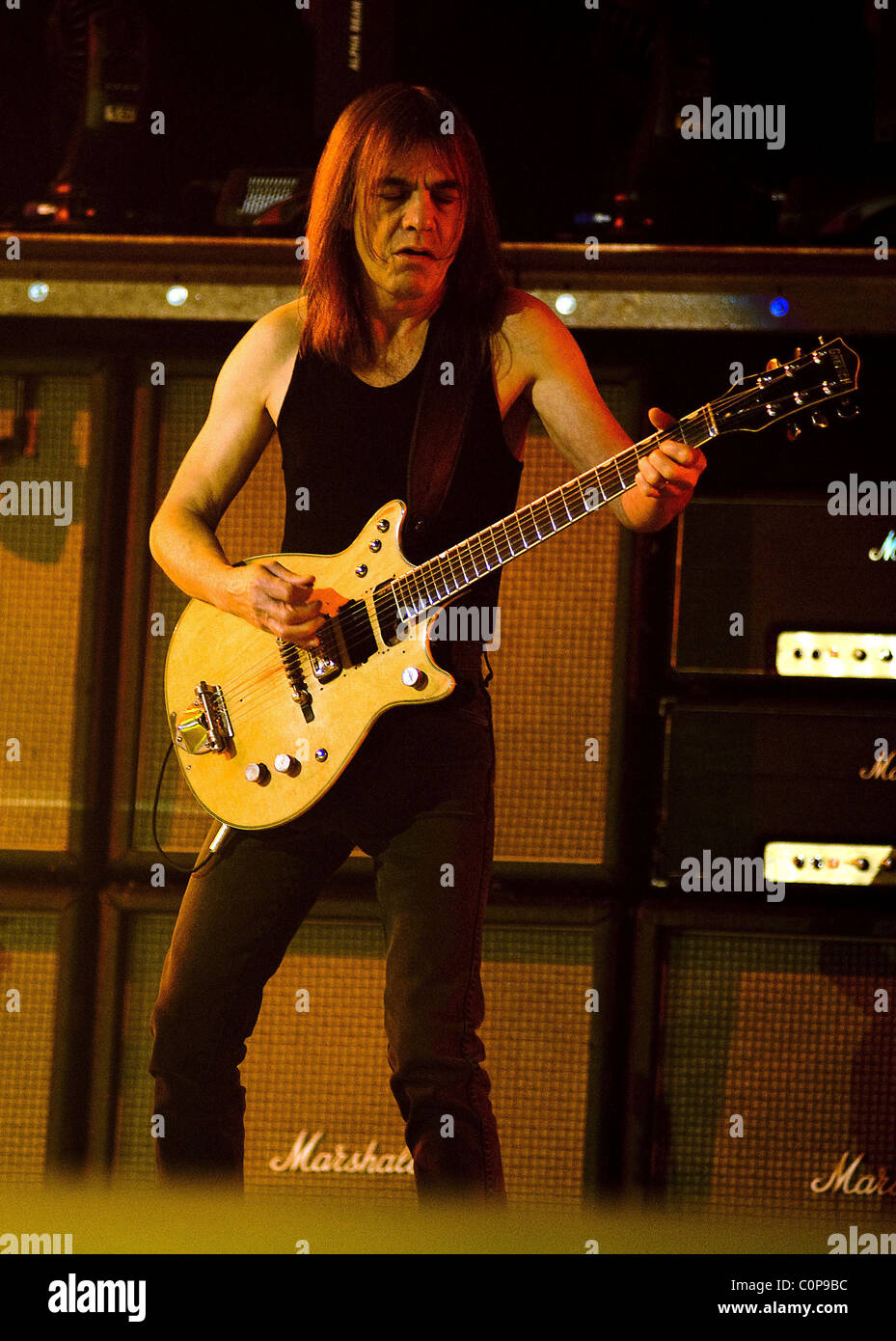Malcolm Young von AC/DC die live während ihrer Black Ice World Tour ...