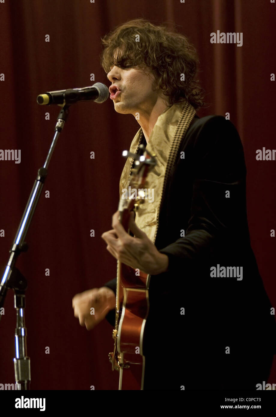 Johnny Borrell von Razorlight Durchführung für die BBC Electric Proms in Liverpool Philharmonic Hall. Liverpool, England- Stockfoto