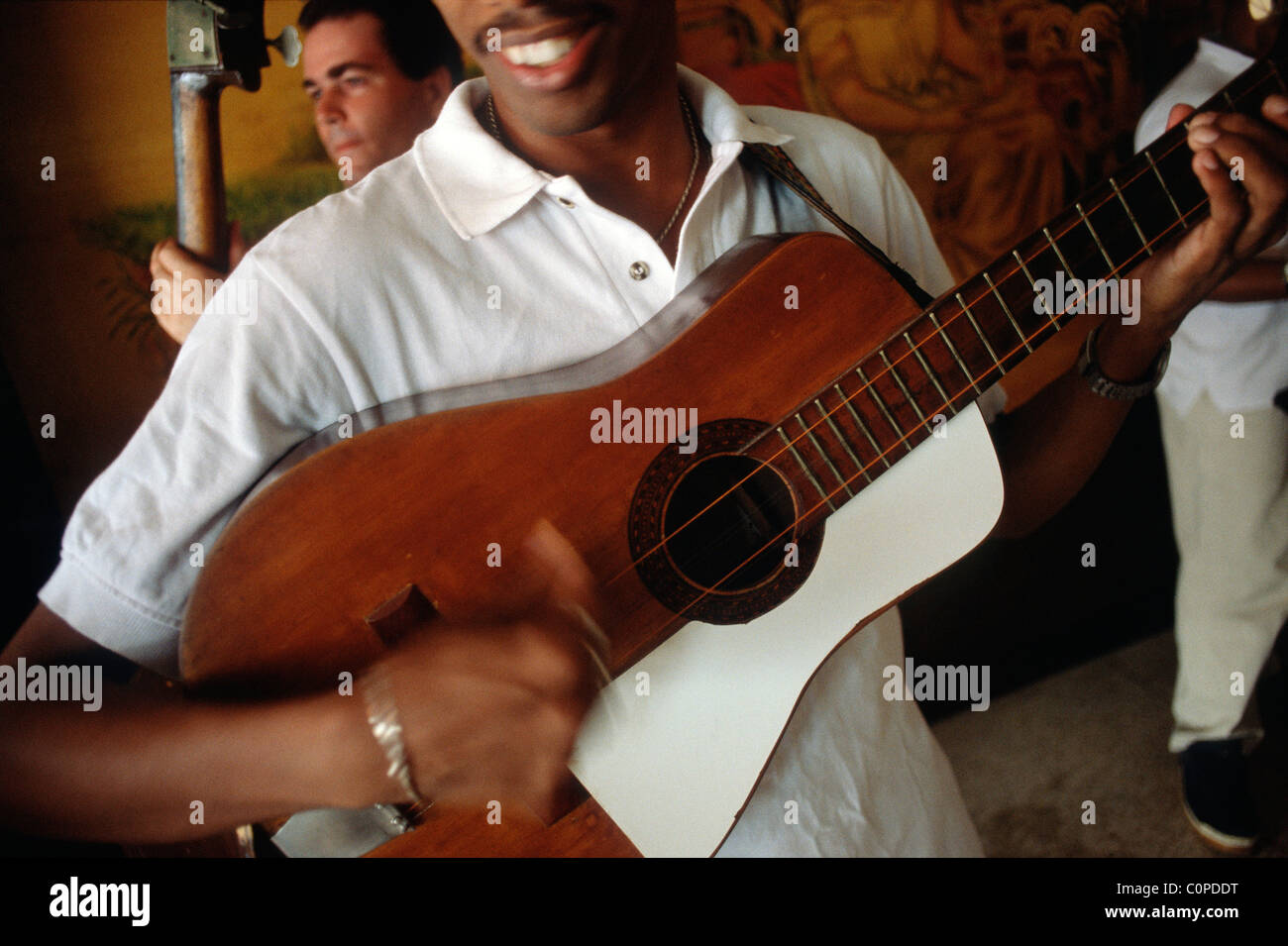 Havanna, Kuba. Eine Salsa-Band, die erklingt in der Fundacion Havana Club-Bar. (Museo del Ron) Stockfoto