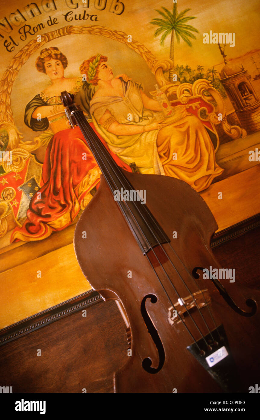 Havanna, Kuba. Double Bass, Havana Club Bar. Stockfoto
