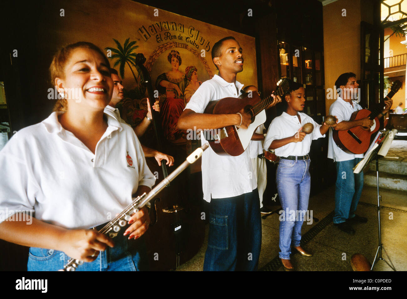 Havanna. Kuba. Eine Salsa-Band, die erklingt in der Fundacion Havana Club-Bar. (Museo del Ron) Stockfoto