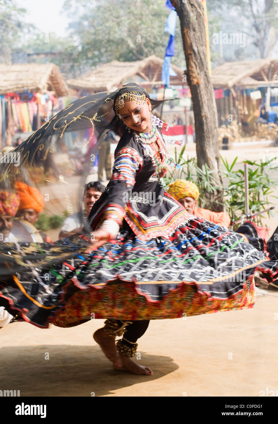 Traditionelle indische Folklore Tänzerin Durchführung in einer fairen, Surajkund Kunsthandwerk Mela, Surajkund, Faridabad Bezirk, Haryana, Indien Stockfoto