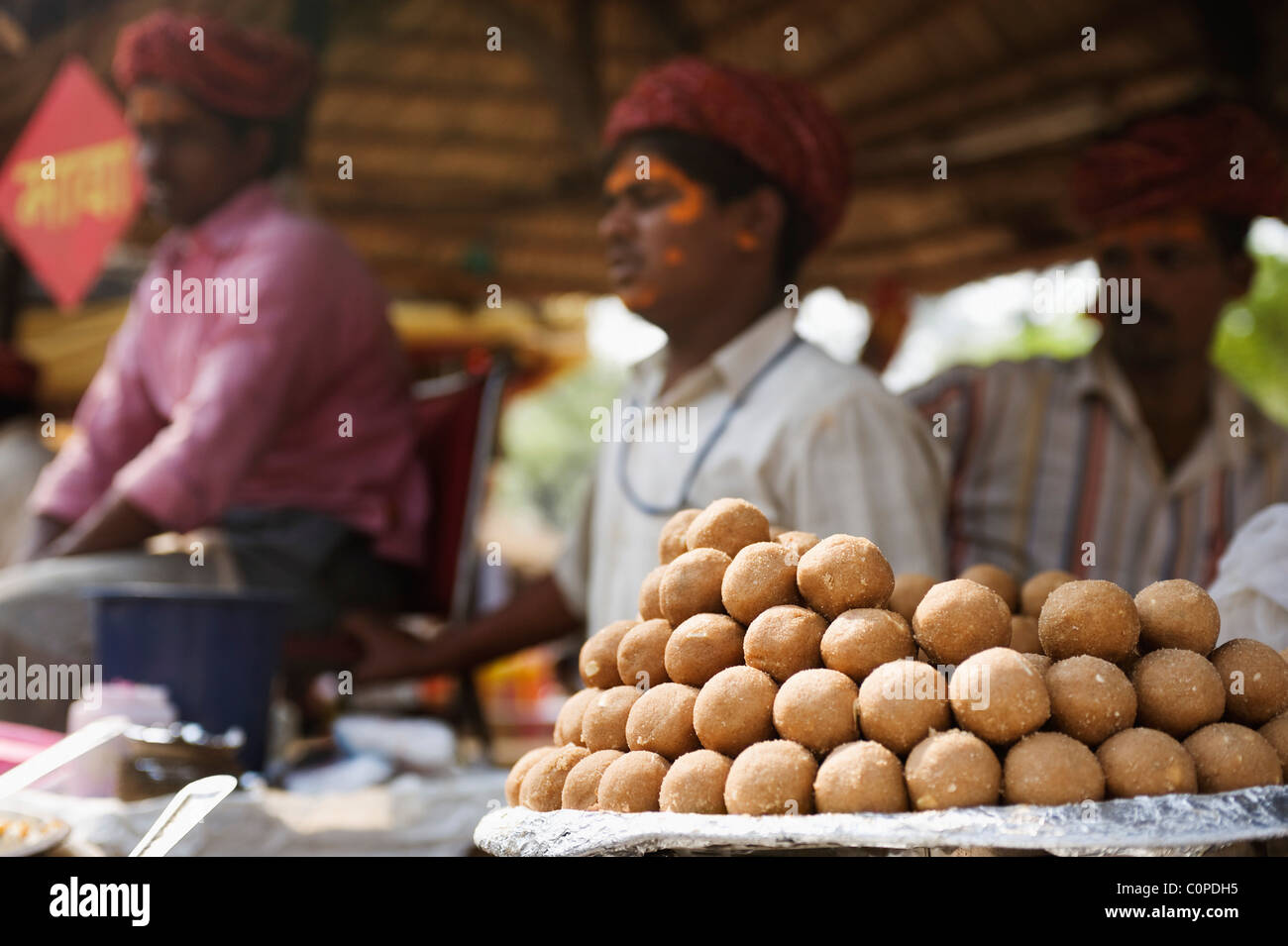 Kreditoren bei Sweets stall auf einer Messe, Surajkund Kunsthandwerk Mela, Surajkund, Faridabad Bezirk, Haryana, Indien Stockfoto