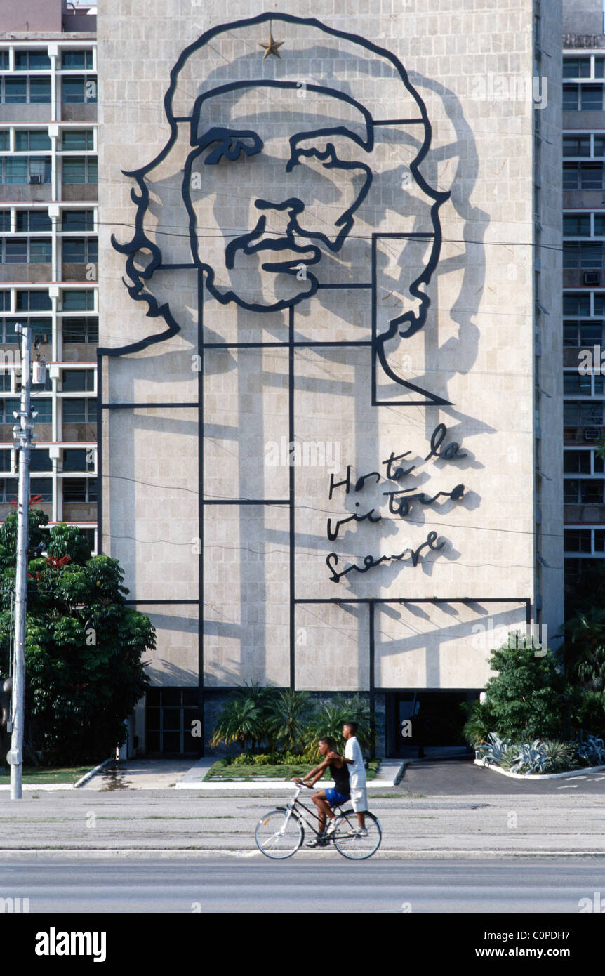 Havanna. Kuba. Das imposante Bild von Che Guevara an der Fassade des Ministeriums Gebäude des Innenministeriums, Plaza De La Revolucion. Stockfoto