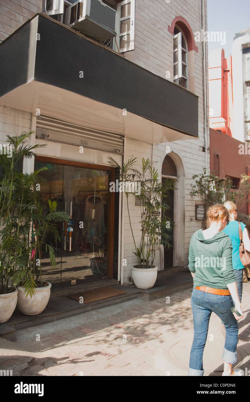 Frauen, die zu Fuß vor einem Showroom, New Delhi, Indien Stockfoto