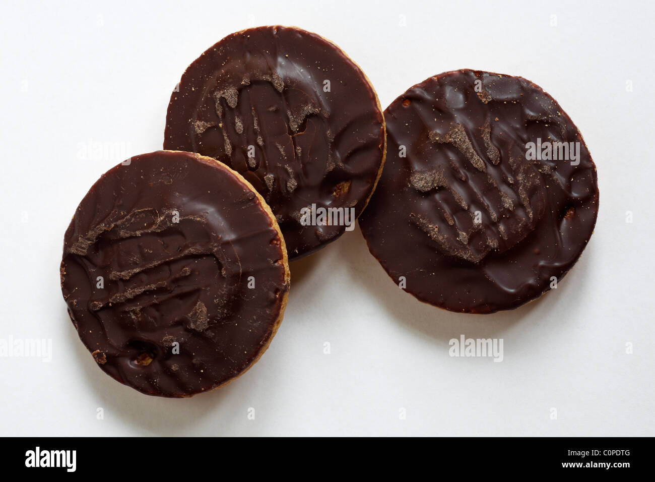 Drei dunkle Schokolade Jaffa Kuchen isoliert auf weißem Hintergrund Stockfoto