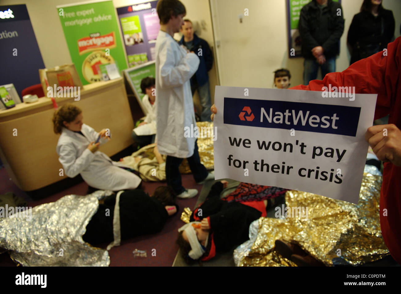 UK Uncut Aktivisten richten Sie ein Krankenhaus innen Liverpool One Ortsverbandes der RBS Natwest besaß. Februar 2011 Stockfoto