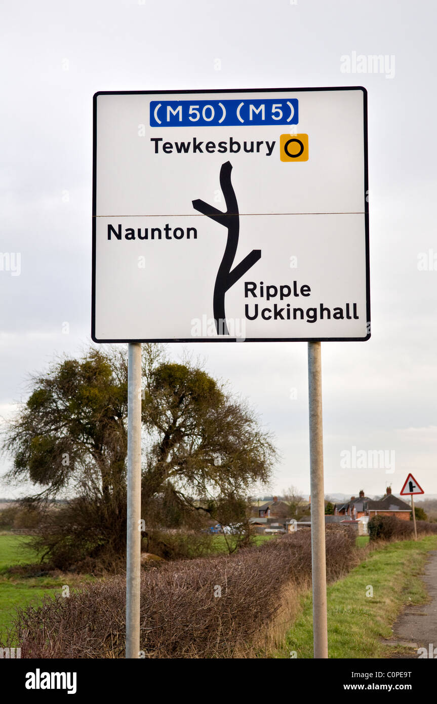 Straßenschild mitgenommen A38, Worcestershire, England, Vereinigtes Königreich, aufgenommen im Frühling zeigen Richtungen Tewkesbury, M50 und M5 Stockfoto