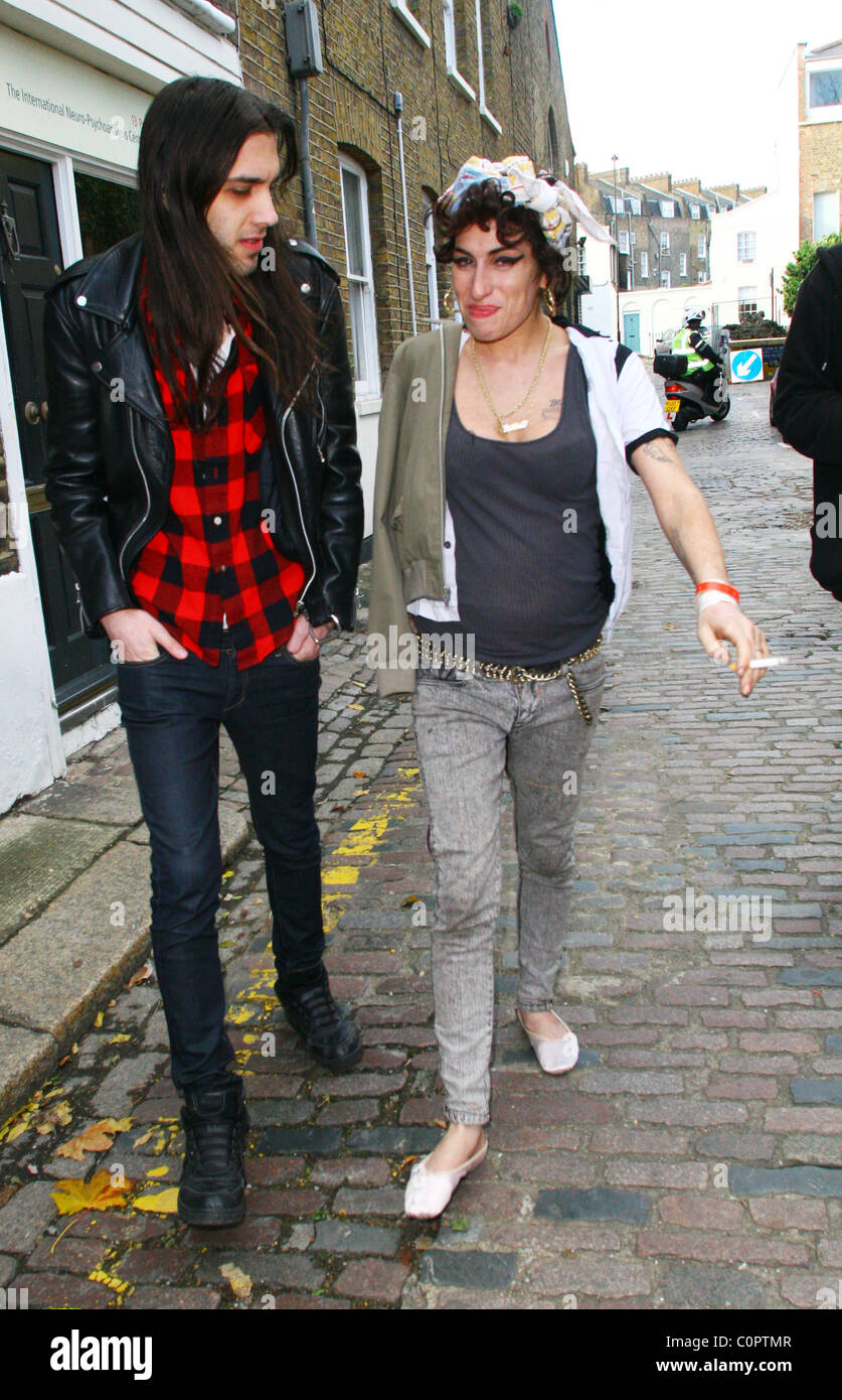 Blake Wood und Amy Winehouse suchen glücklich, wie sie in einem örtlichen Pub bei einem Drink mit Freunden geht. London, England - 11.11.08 A. Stockfoto