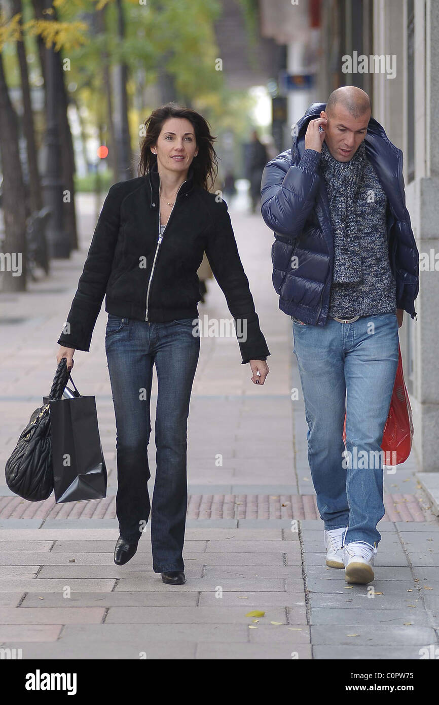 Zinedine Zidane beim Einkaufen mit seiner Frau Veronique ...