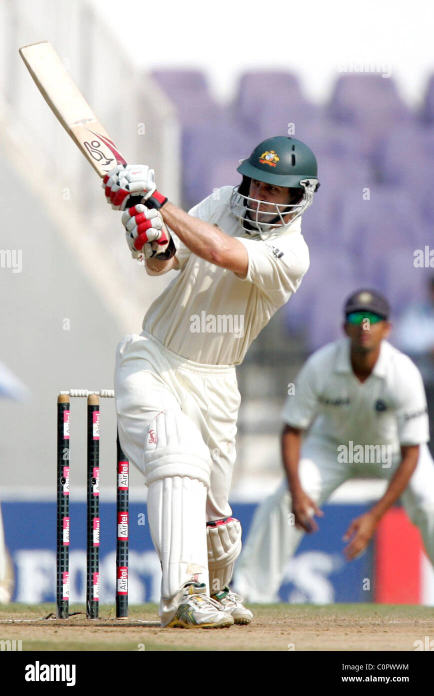 Simon Katich spielt eine Schuss Indien Niederlage Australien von 172 läuft der letzte Test in Nagpur zur Abdichtung eines 2: 0-Serie-Sieges und gewinnen Stockfoto