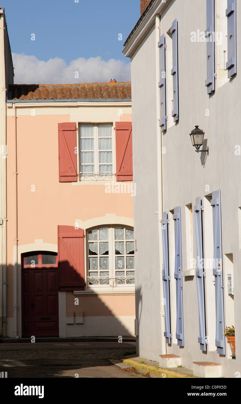 Kleine französische Häuser mit Fensterläden in der Stadt von Talmont Saint Hilaire in der Vendee Region Westfrankreich Stockfoto