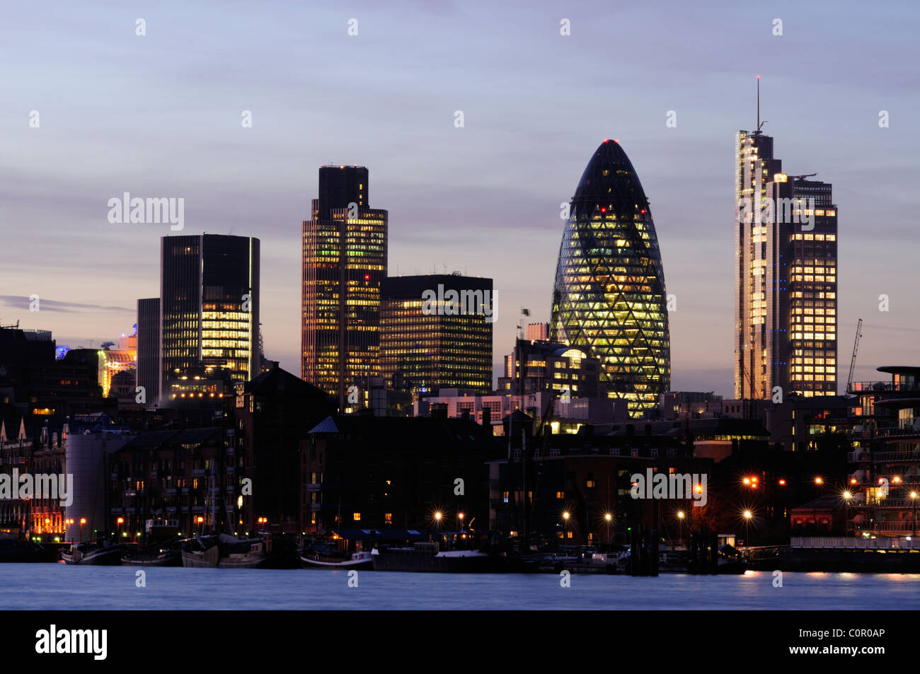 Stadt von London Skyline in der Abenddämmerung, gesehen von Bermondsey, London, England, UK Stockfoto