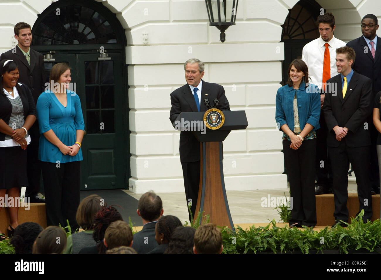 Präsident George W. Bush grüßt 2008 NCAA Sports Champions auf der South Lawn The White House.  Washington DC, USA- Stockfoto