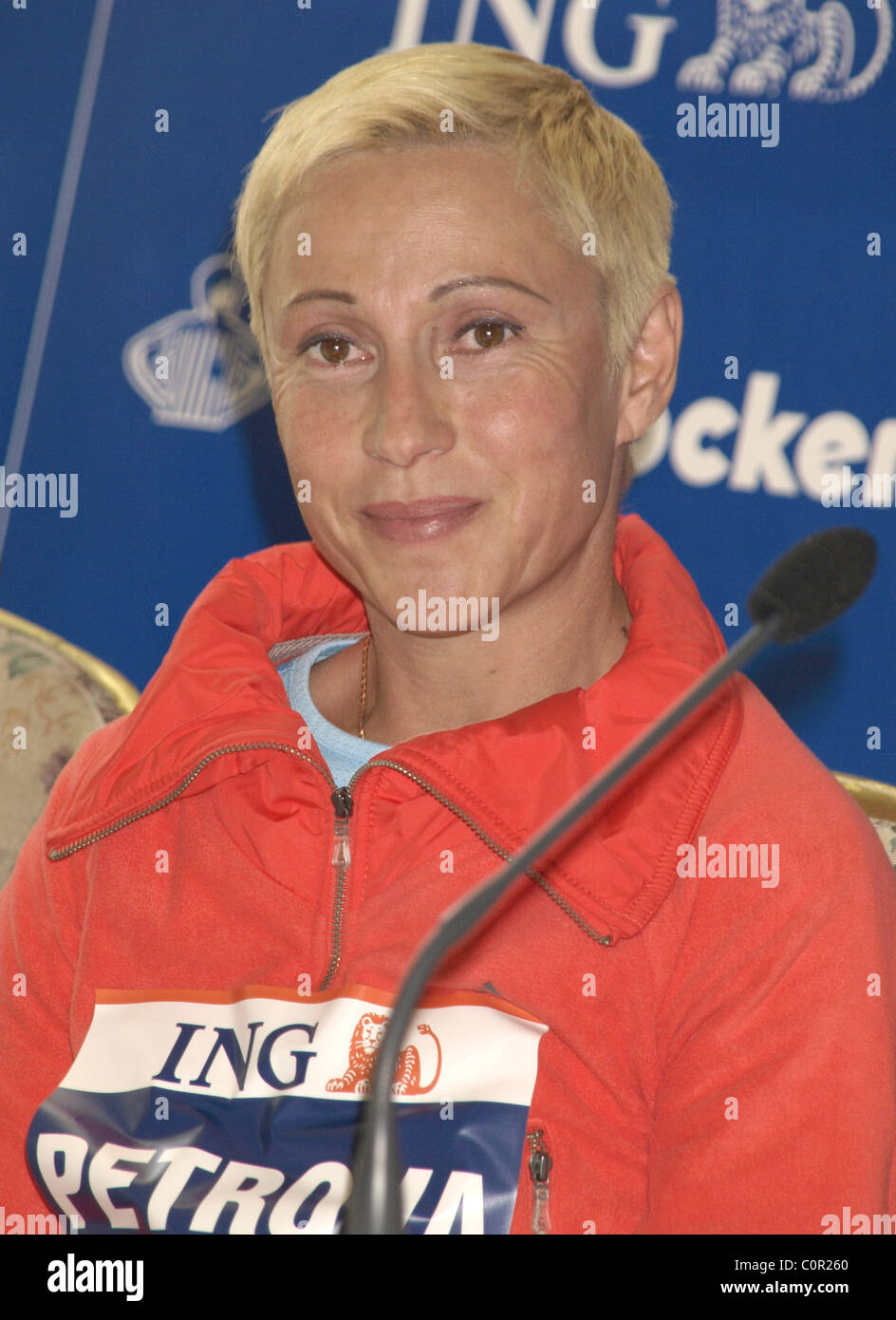 Ludmila Petrova zweiten Platz Gewinner der ING New York City Marathon 2008 im Presseraum in Taverne auf Green New York Stockfoto