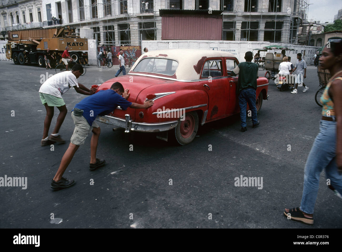 Havanna. Kuba. Jungen Drücken einer nach alten Auto in den Straßen von Centro Havanna. Stockfoto