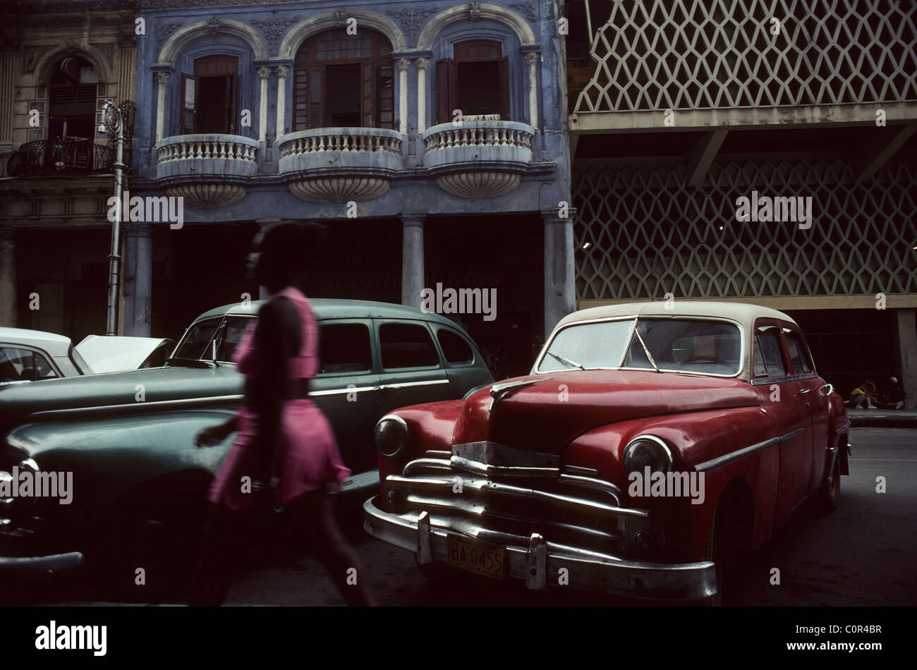 Havanna, Kuba. Straßenszene & amerikanische Oldtimer, Centro Habana. Stockfoto