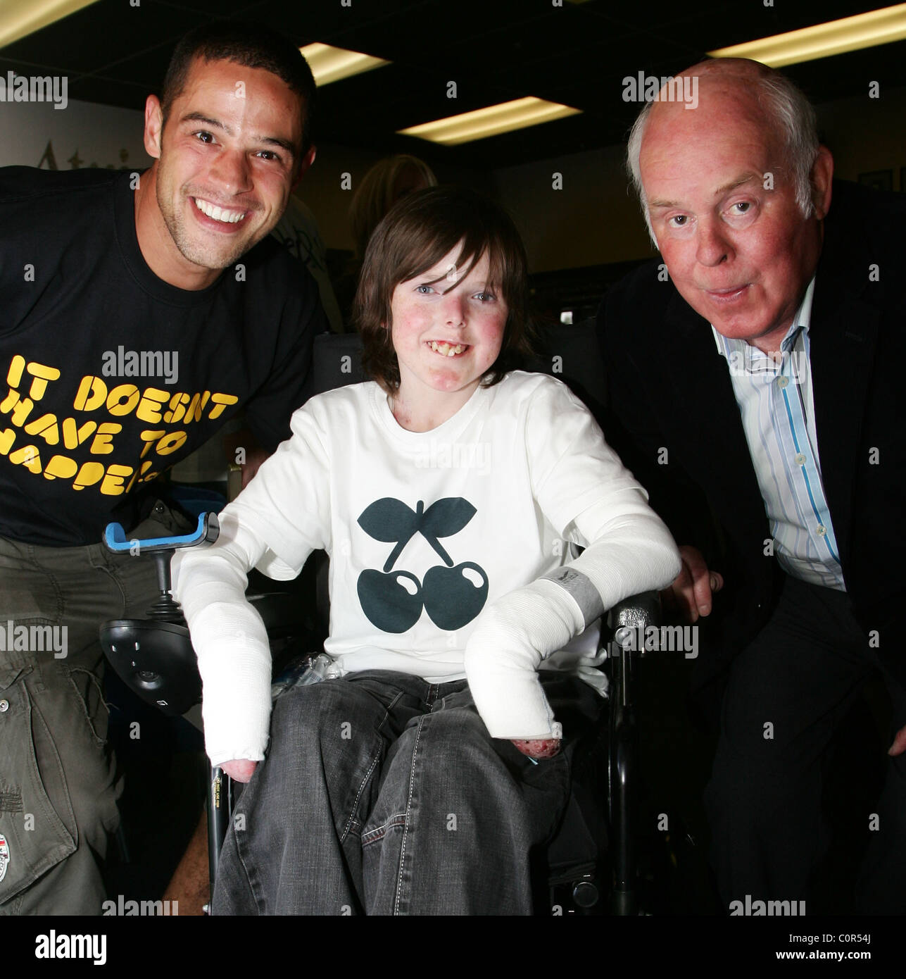Glen Lamont mit James EB leidende und der Vater von Chris Moyles Emmerdale All Stars V The Red Carpet Charity Fußball in Hilfe Stockfoto