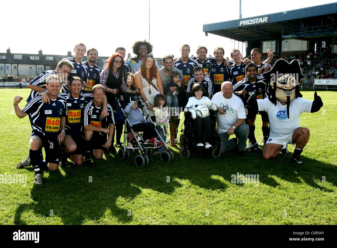 Emmerdale All Stars V The Red Carpet Charity Fußball zugunsten DebRA am Haus Featherstone Rovers West Yorkshire, Stockfoto