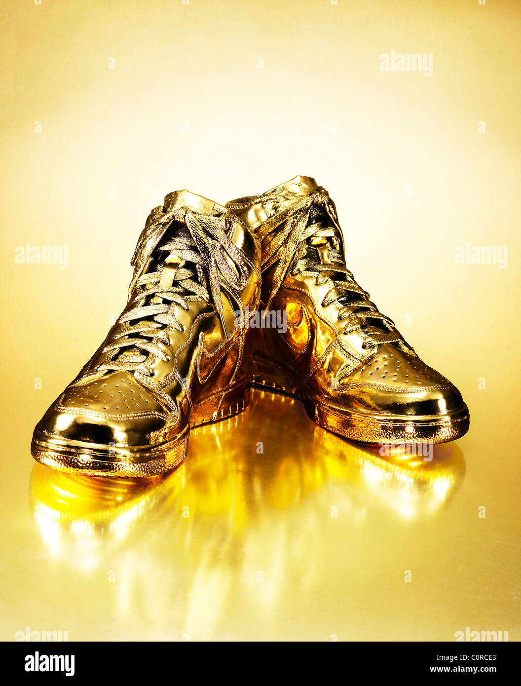 GOLD Schuhe, vorne im FASHION SHOW amerikanischen Leichtathletik-Legende  Michael Johnson ist berüchtigt für das Gold, das Nike Schuhe zu tragen  Stockfotografie - Alamy