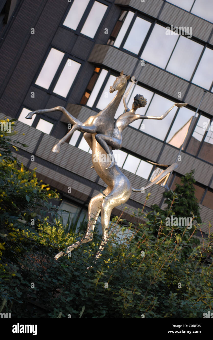 Pferd und Reiterin Skulptur Brunnen Precinct Sheffield Stockfoto