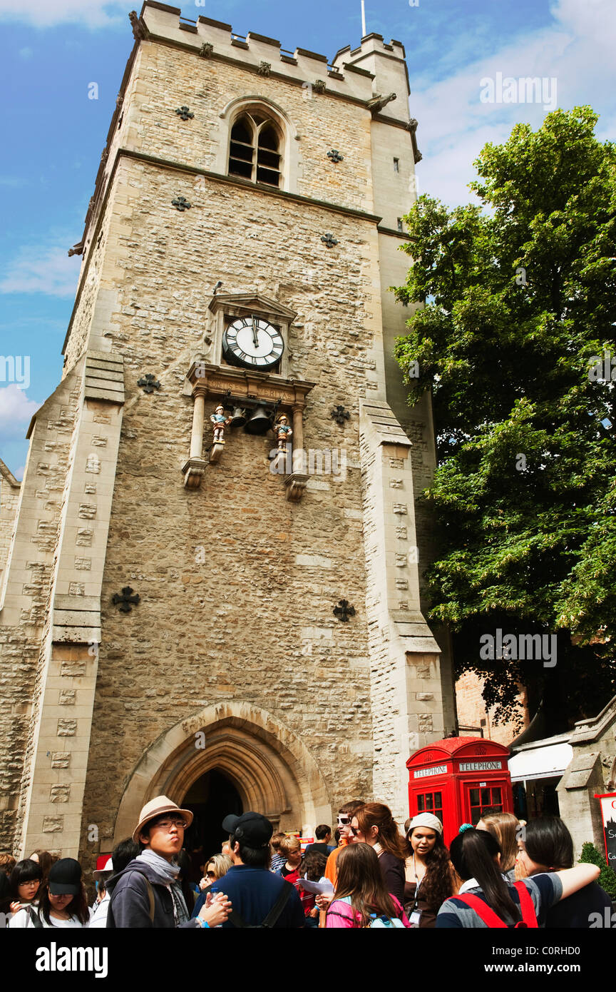 Touristen in der Nähe von Uhrturm, Carfax Tower, Oxford, Oxfordshire, England Stockfoto