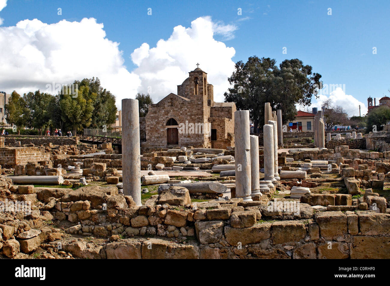 Die Kirche von Agia Kyriaki mit den Ruinen der byzantinischen Basilika in Paphos Stockfoto