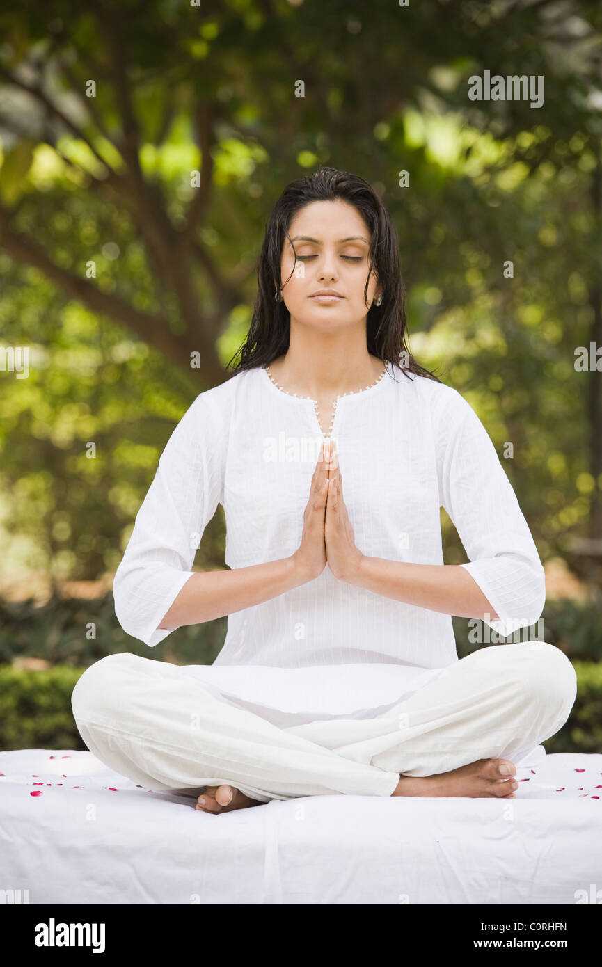 Frau in einem Park zu meditieren Stockfoto