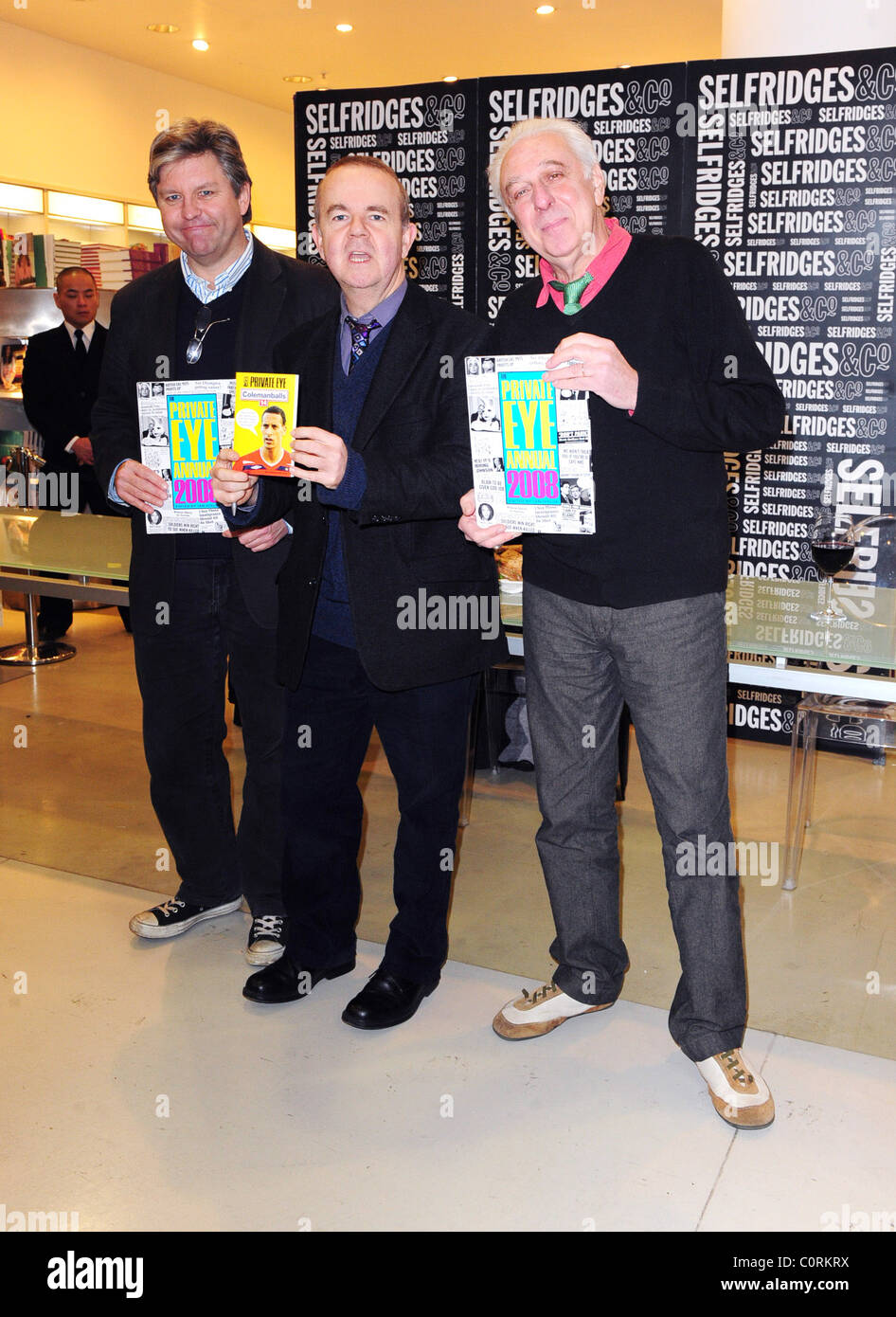 Nick Newman, Ian Hislop und Barry Fantoni Unterzeichnung Kopien der jährlichen für 2008 Privatdetektiv an Selfridges in London, England- Stockfoto