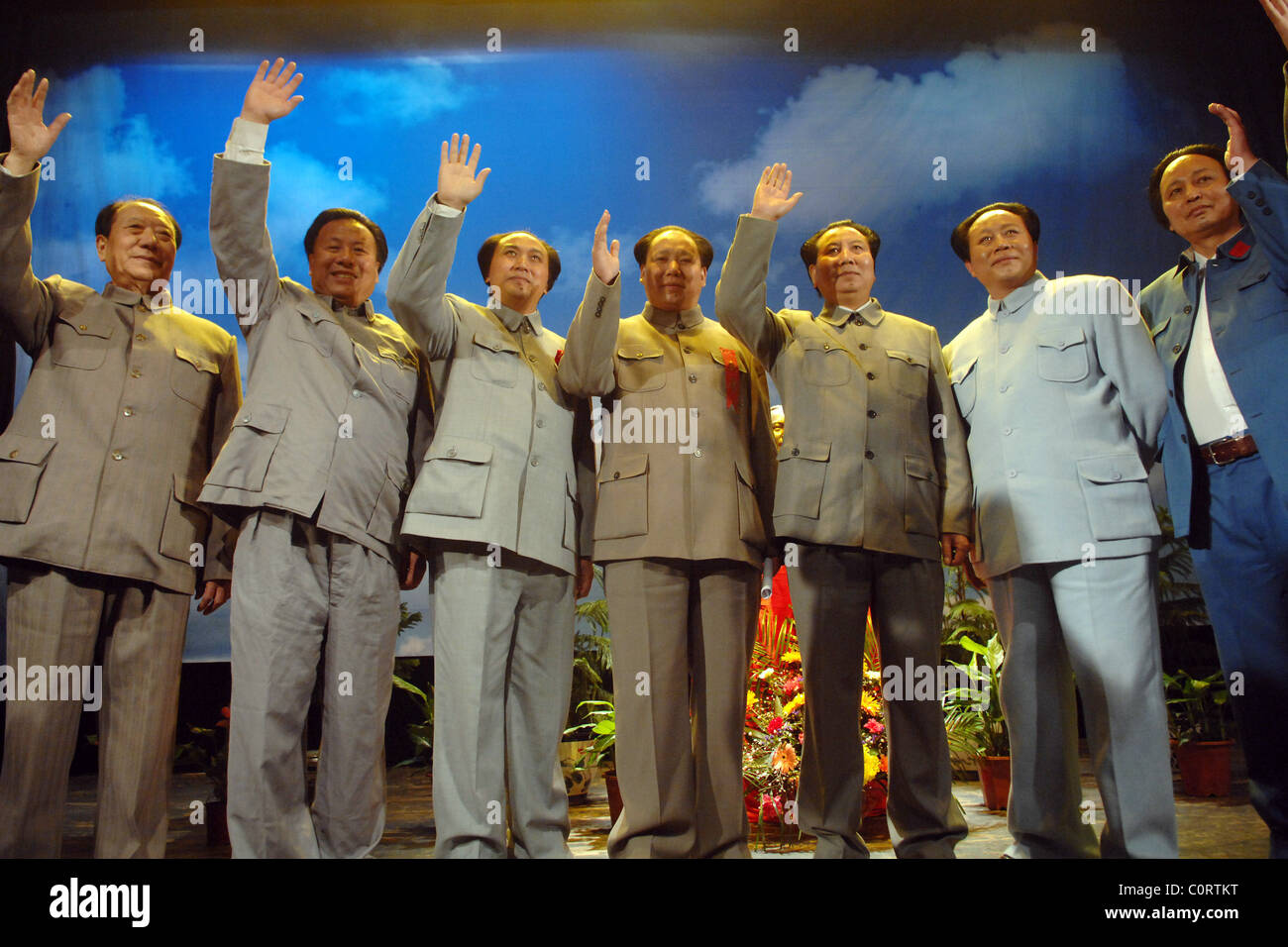 MAO GUT SIND SIE? Eine Gruppe von Chairman Mao-Lookalikes Line-up auf der Bühne - ein Vorsprechen, den besten Mann der ehemaligen spielen zu finden Stockfoto