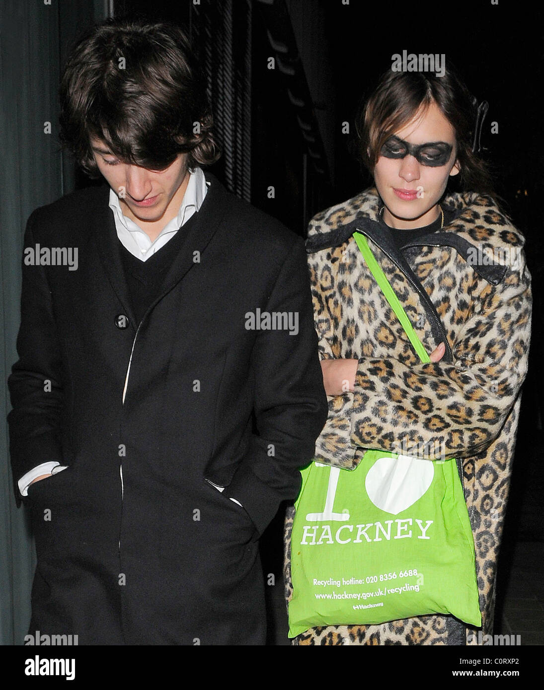 Alex Turner von den Arctic Monkeys und seine Freundin Alexa Chung verlassen  Bungalow 8 Nachtclub an 03:30 in London, England Stockfotografie - Alamy