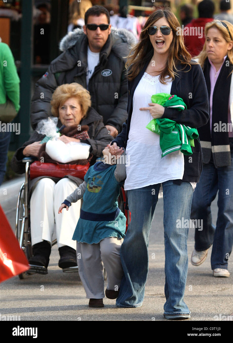 Adam Sandler mit seiner Mutter Judy Sandler, Frau Jackie ...