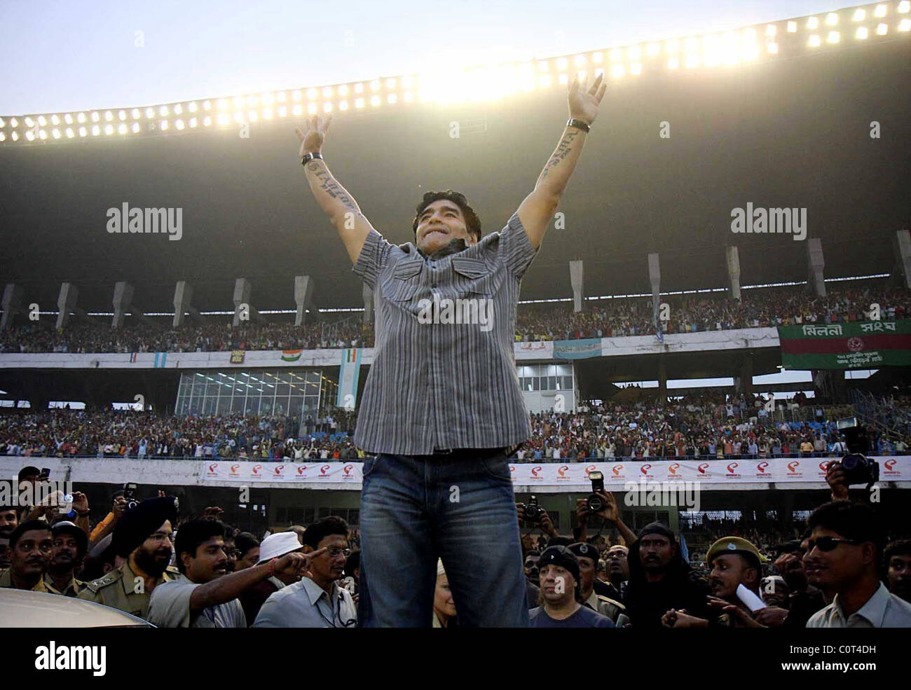 Diego Maradona betreut eine große Felicititation zu D.A.Maradona im Salt Lake Stadium, er genießt auch ein Freundschaftsspiel zwischen Stockfoto