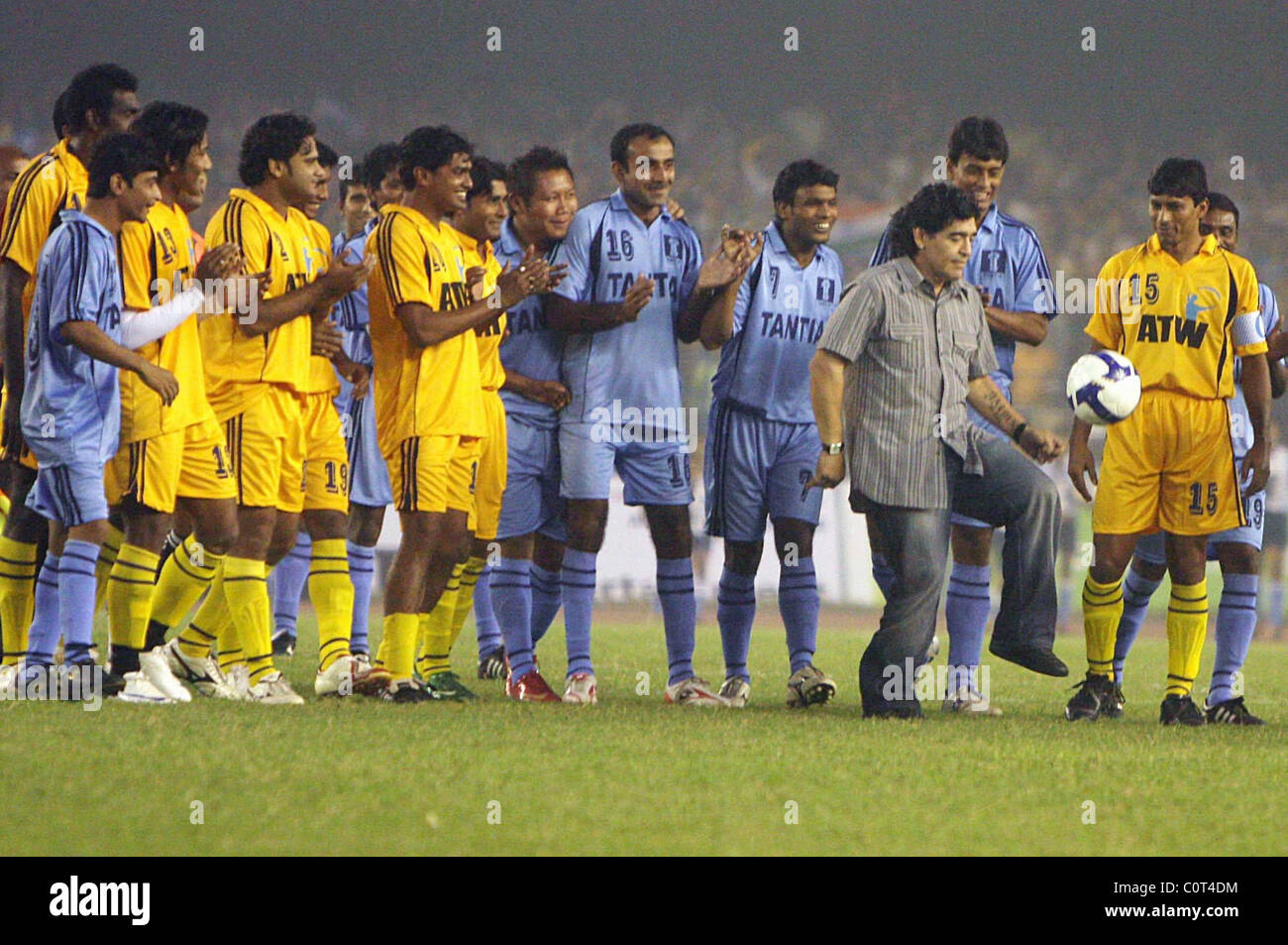 Diego Maradona betreut eine große Felicititation zu D.A.Maradona im Salt Lake Stadium, er genießt auch ein Freundschaftsspiel zwischen Stockfoto