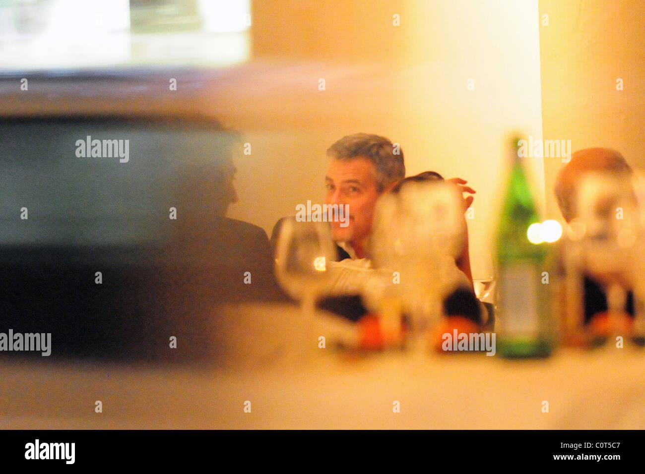 George Clooney mit Abendessen im Bocca di Bacco Restaurant nach deutschen Benefiz Show ' Ein Herz fr Kinder "(" ein Herz für Stockfoto
