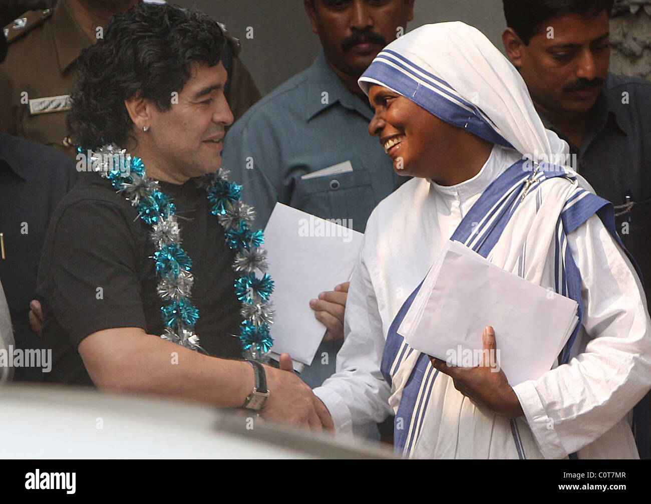 Argentinische Fußball-Legende Diego Maradona Missionarinnen der Nächstenliebe, eine römisch-katholische Ordensgemeinschaft festgelegten besucht die Stockfoto