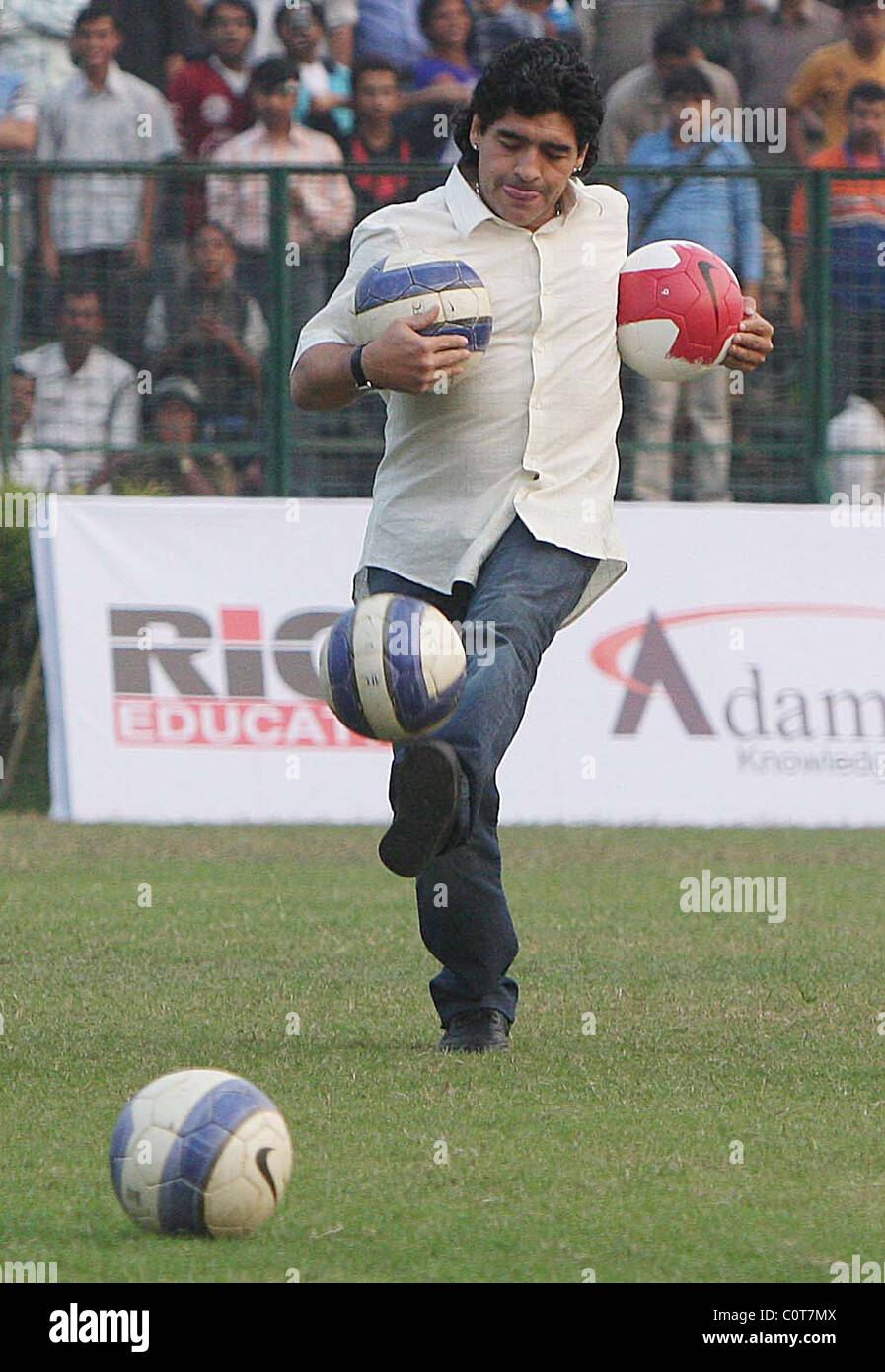 Argentinische Fußball-Legende Diego Maradona zeigt seine Fähigkeiten während der Teilnahme an einer Veranstaltung im Club Mohun Bagan Kolkatta, Stockfoto