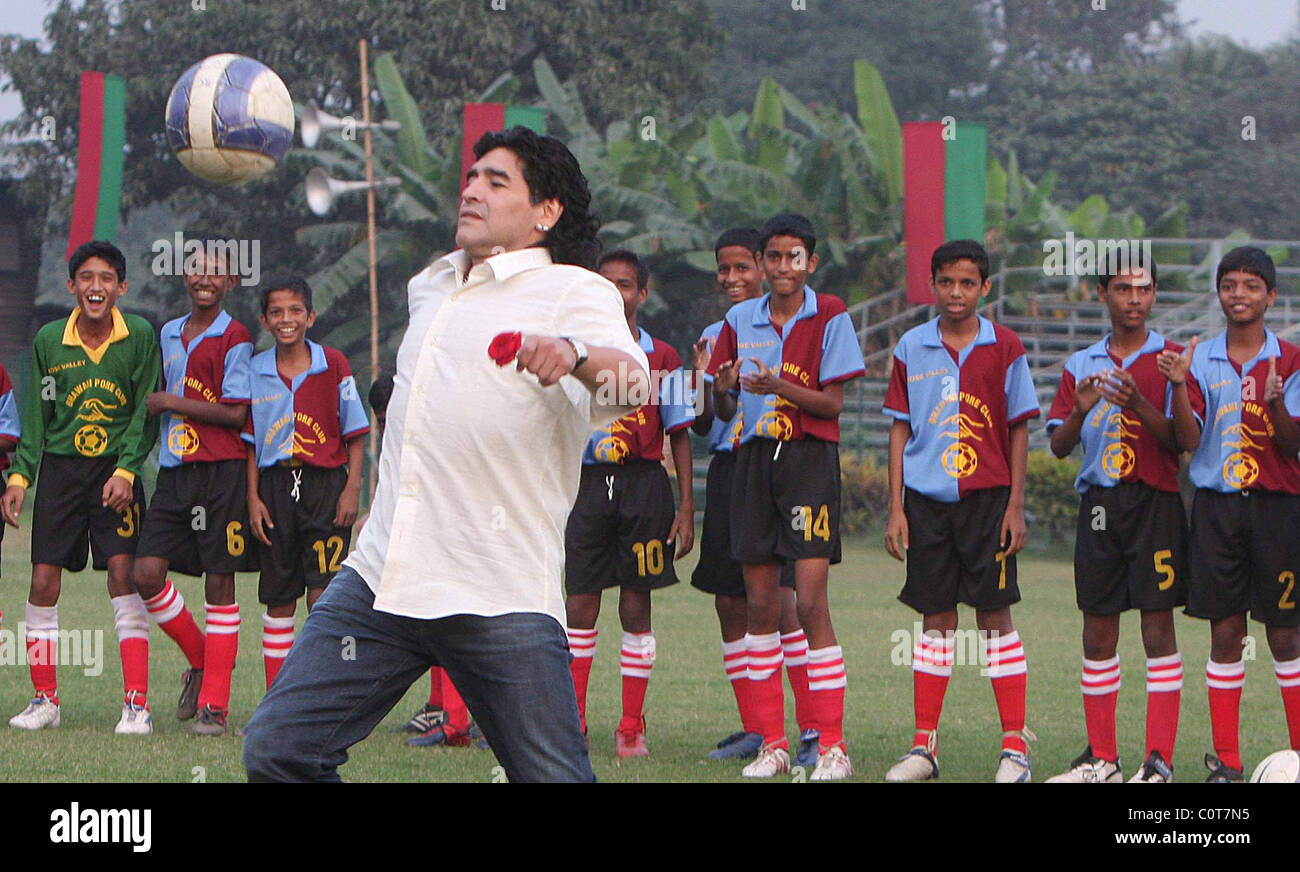 Argentinische Fußball-Legende Diego Maradona zeigt seine Fähigkeiten während der Teilnahme an einer Veranstaltung im Club Mohun Bagan Kolkatta, Stockfoto