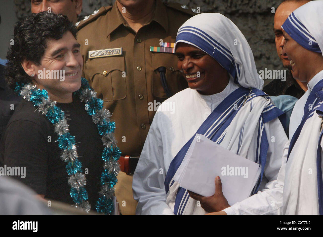 Argentinische Fußball-Legende Diego Maradona Missionarinnen der Nächstenliebe, eine römisch-katholische Ordensgemeinschaft festgelegten besucht die Stockfoto
