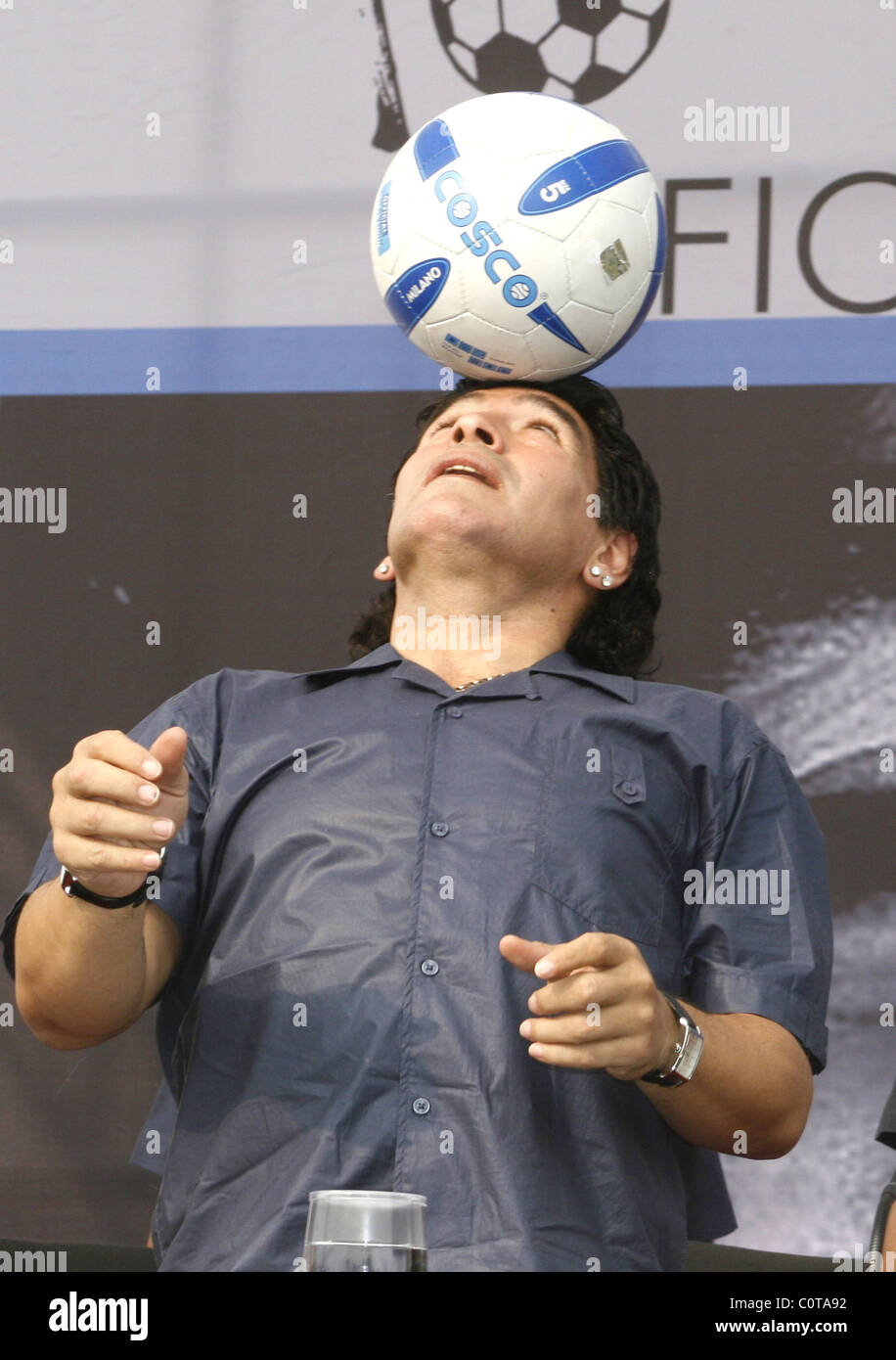 Argentinien-Manager Diego Maradona Gastgeber eine Pressekonferenz während des Besuches indischen Kalkutta, Indien - 07.12.08 Stockfoto