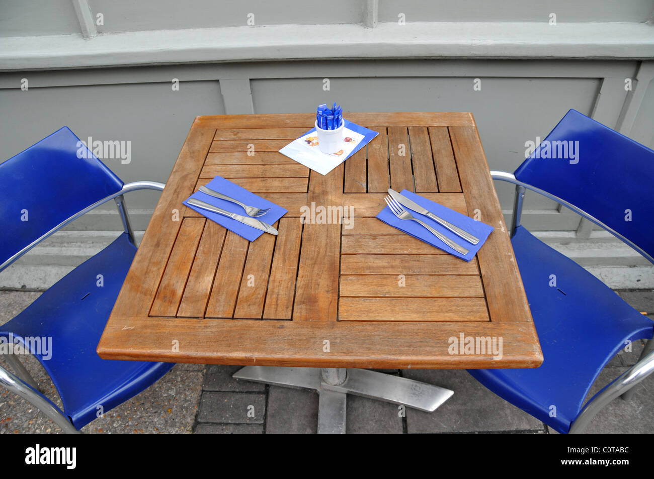 Carluccio es Restaurant Islington London Tabelle Messer Gabeln Servietten blau Stahl Papier Holz Zucker Tischgesteck Stockfoto