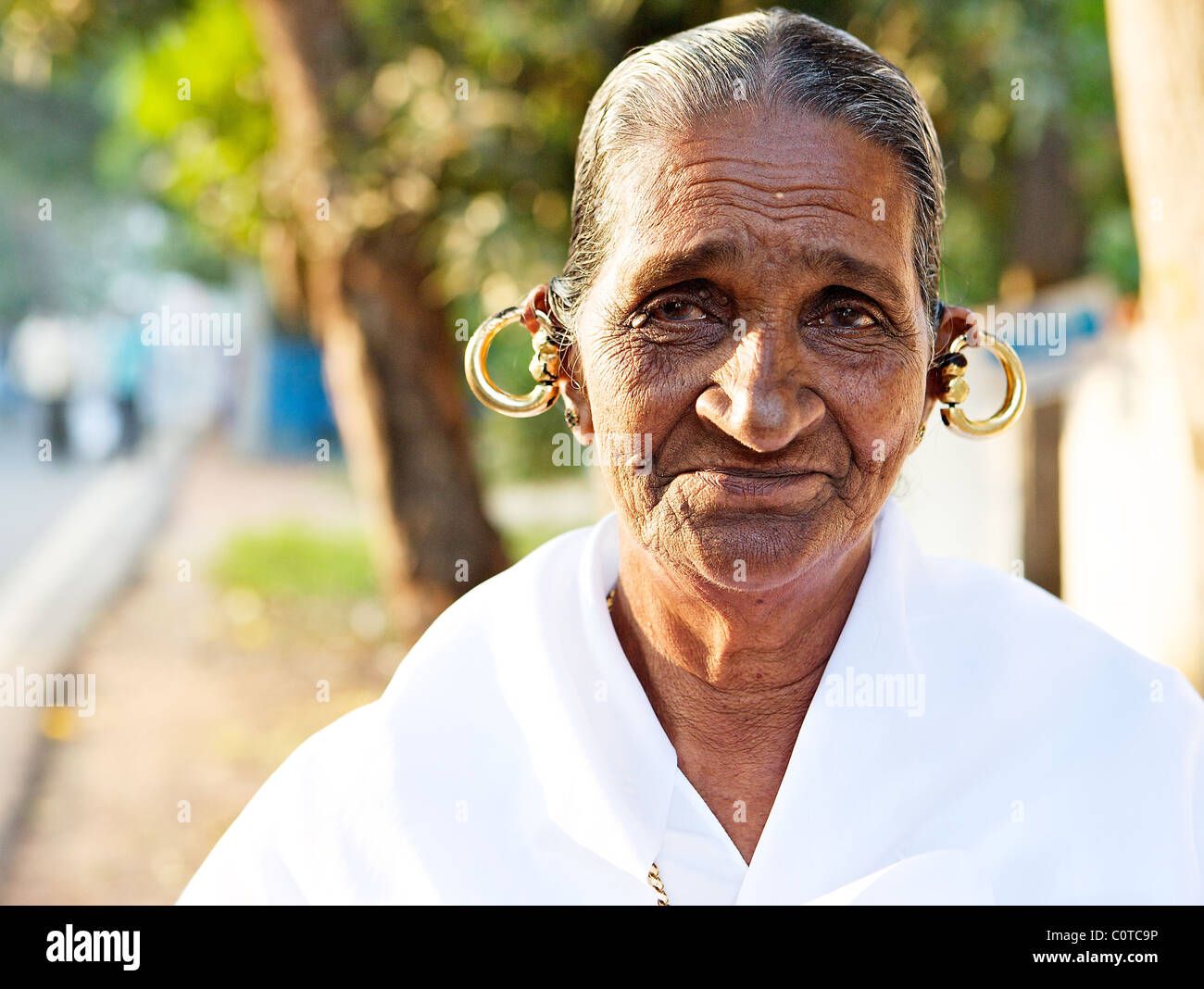 Keralite Trägerin traditionelle Ohrringe, Kochi, Kerala, Indien Stockfoto